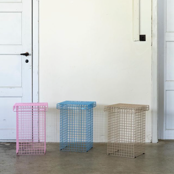Tabouret en grillage bleu
