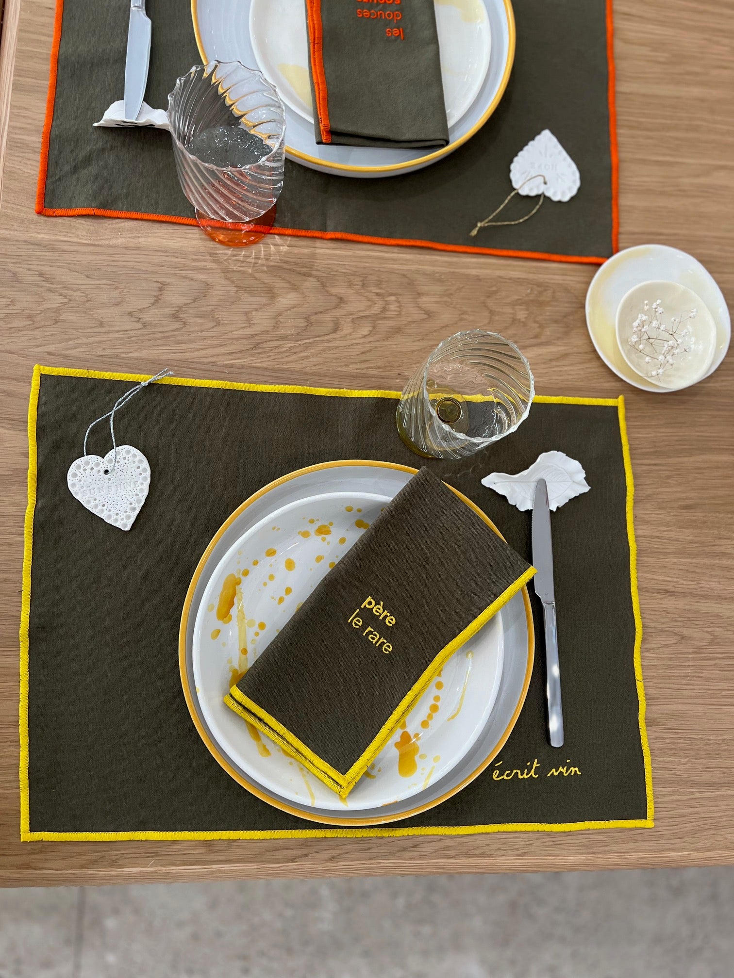 Set de table brodé- L'écrit vin - jaune