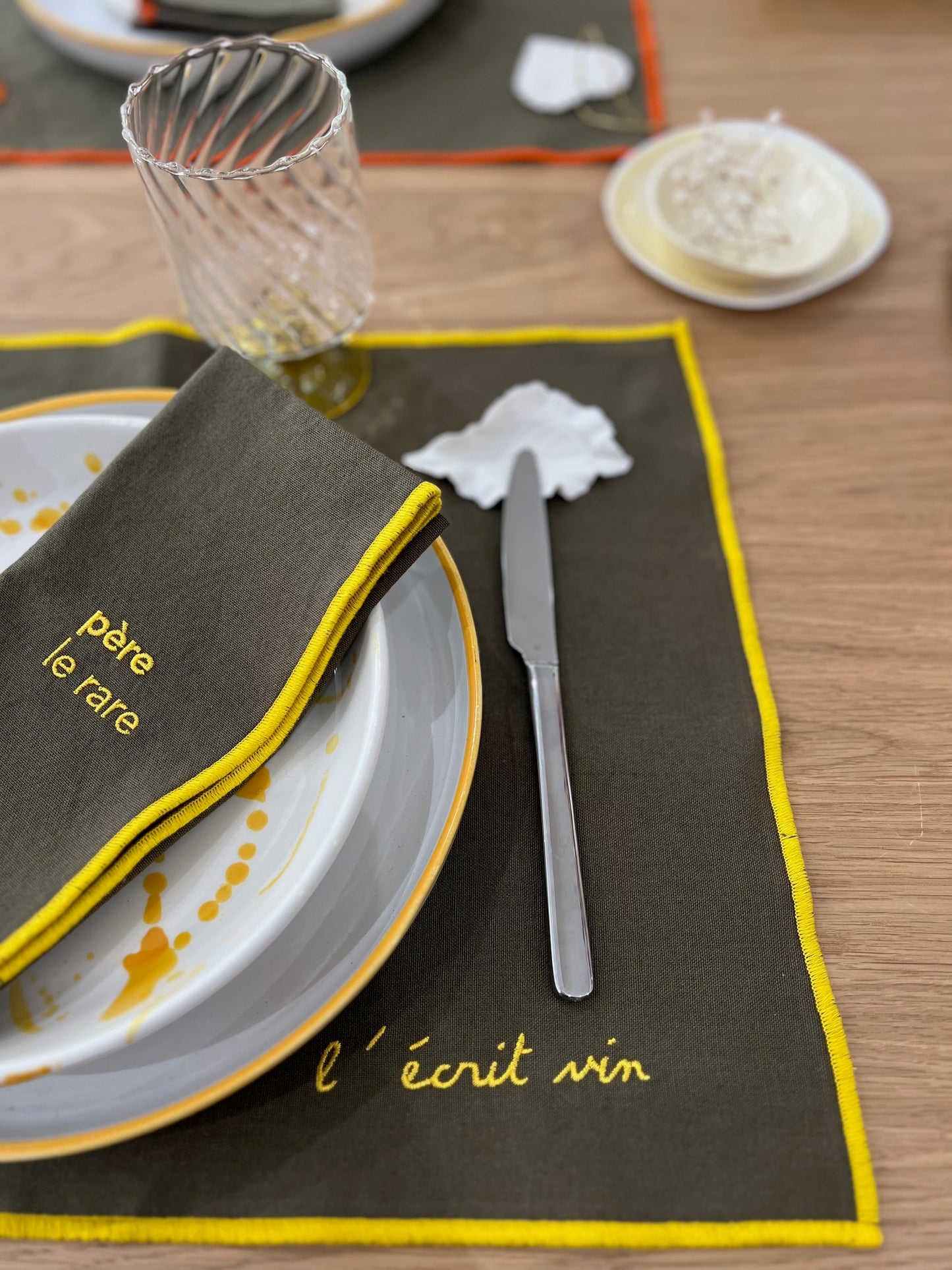 Set de table brodé- L'écrit vin - jaune