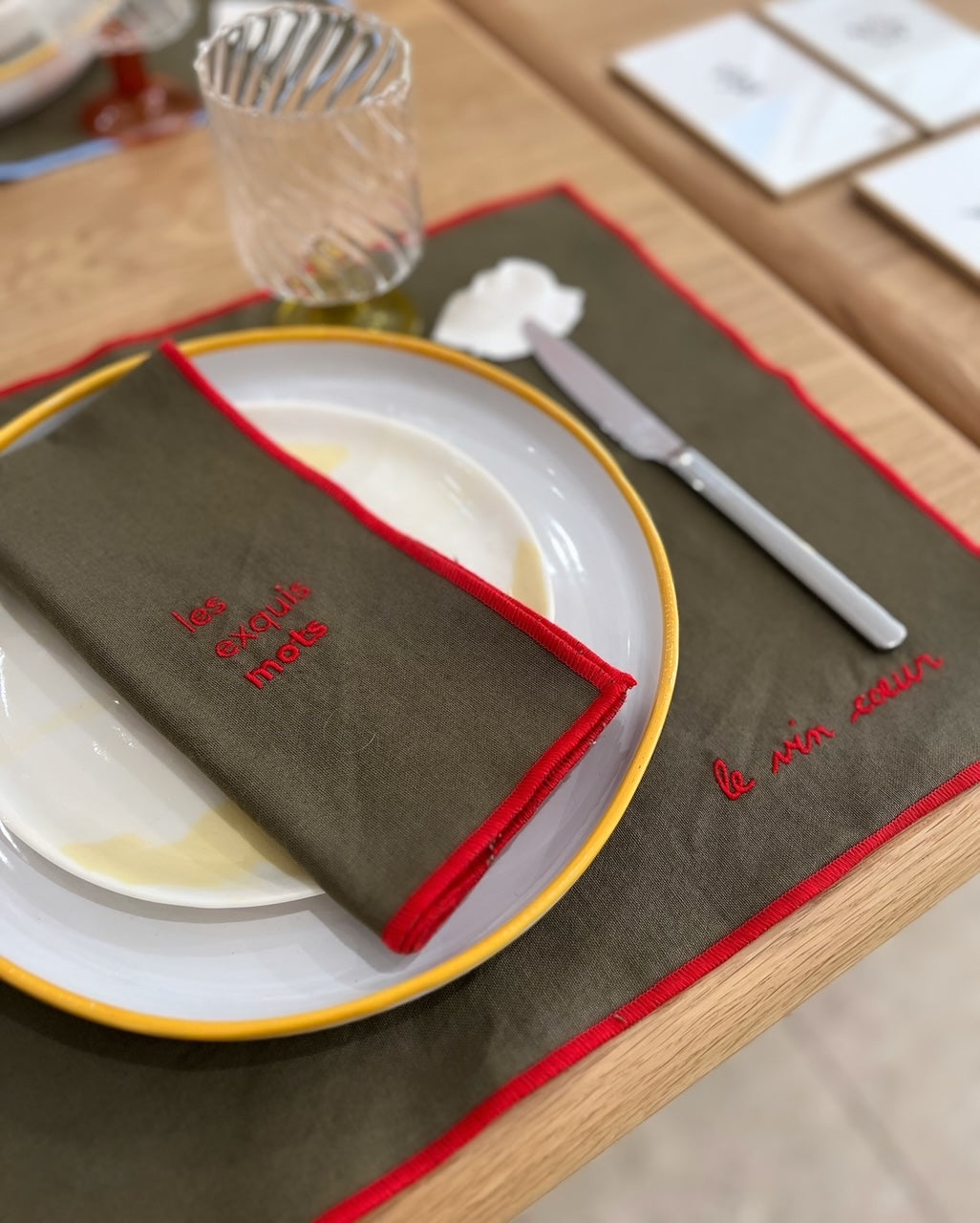 Set de table brodé- le vin coeur ?- rouge