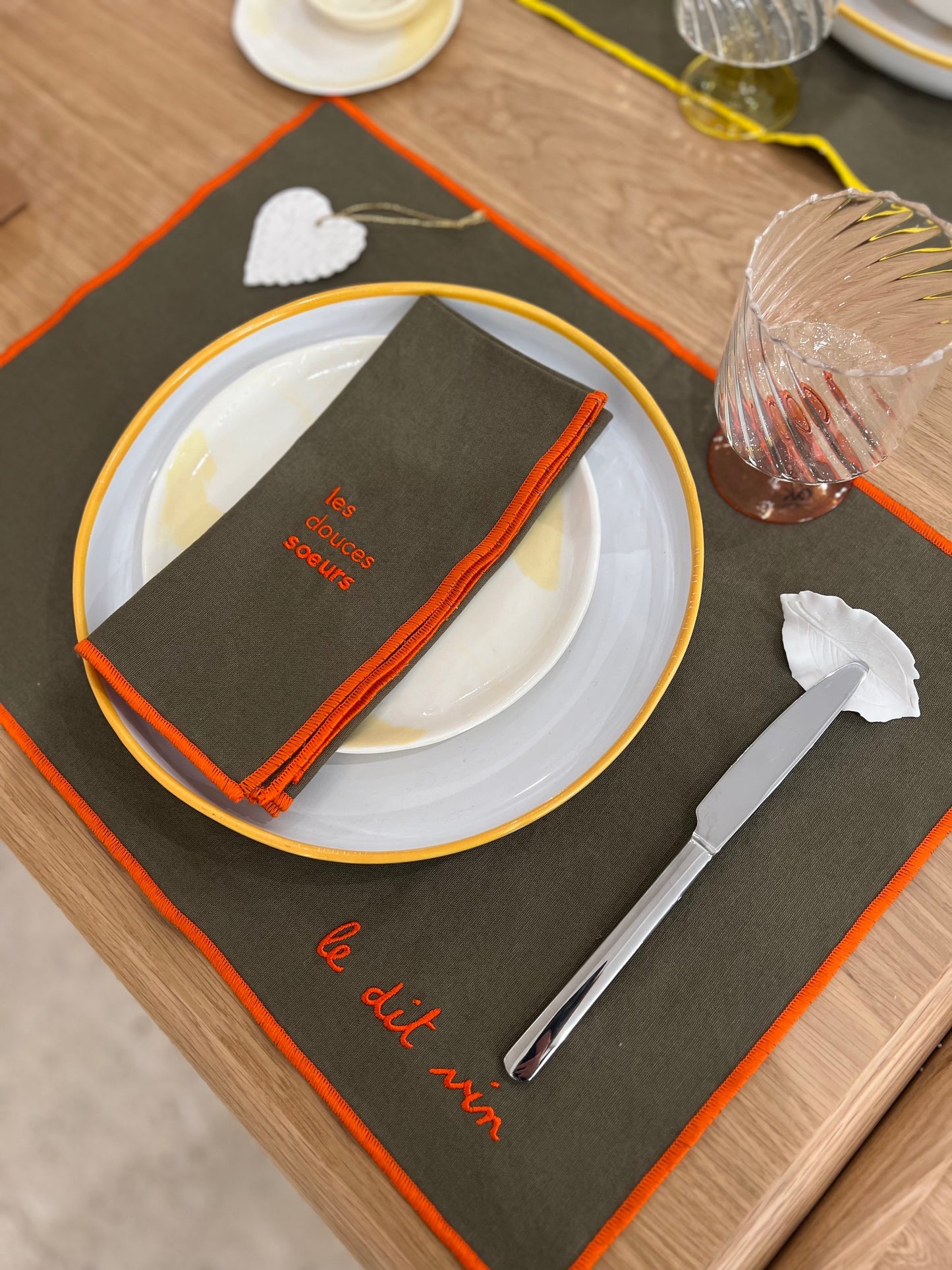 Set de table brodé- Le dit vin - orange