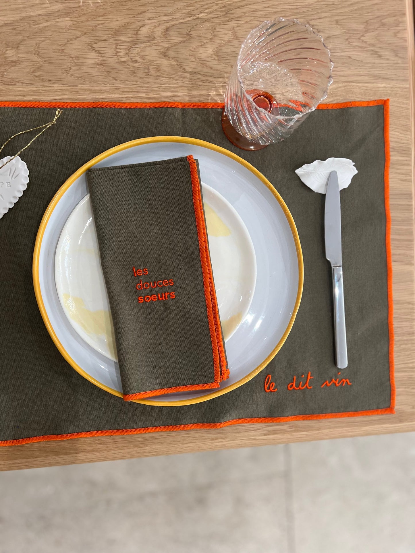Set de table brodé- Le dit vin - orange