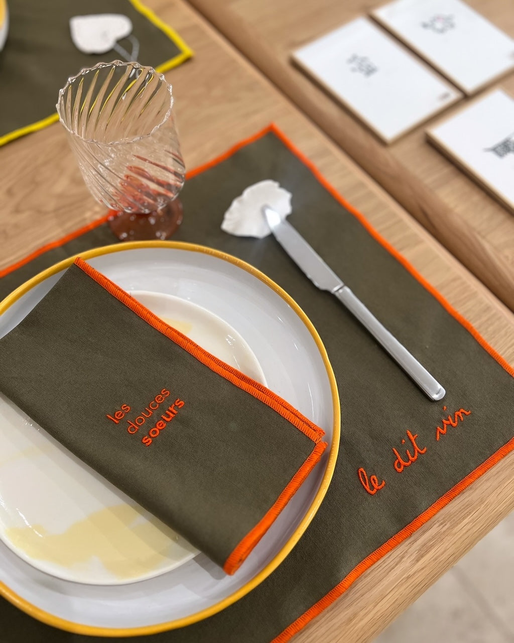 Set de table brodé- Le dit vin - orange