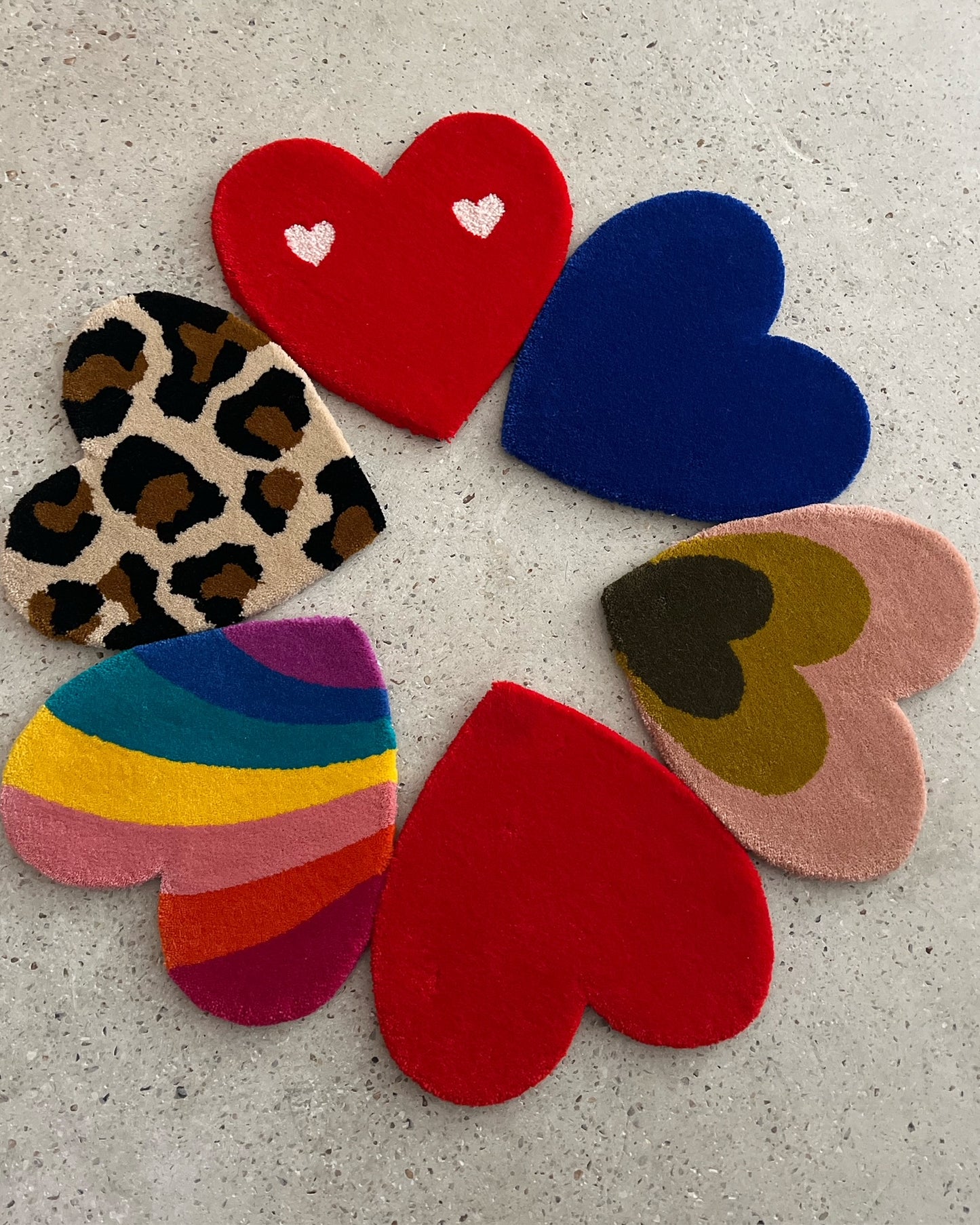 Tapis coeur rouge et blanc