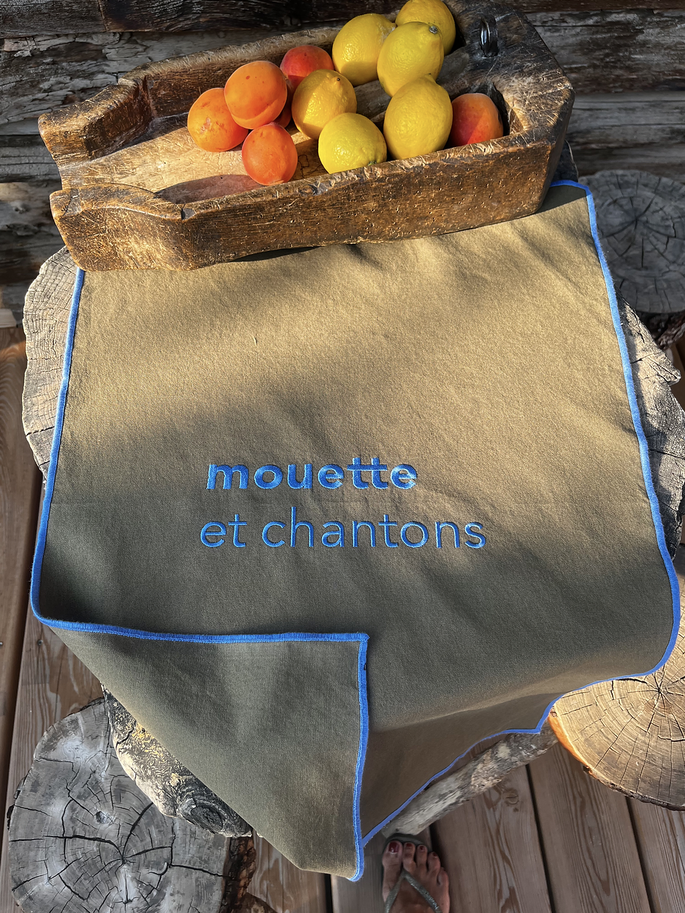 Torchon brodé- MOUETTE ET CHANTONS / kaki et bleu