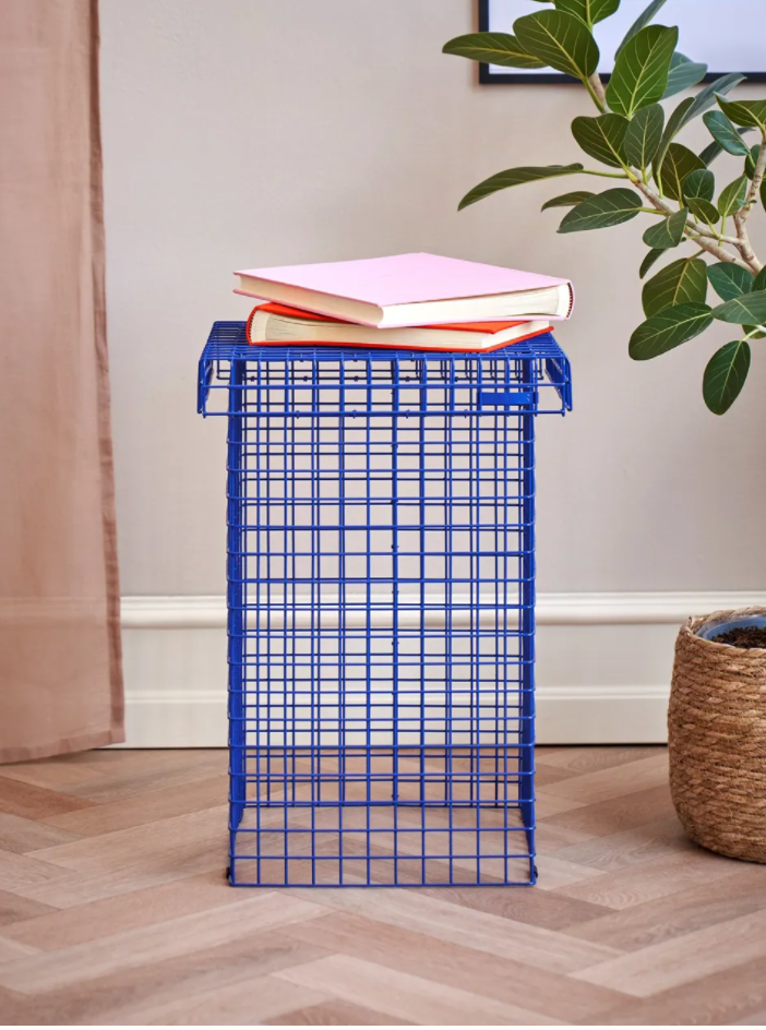 Tabouret en grillage bleu