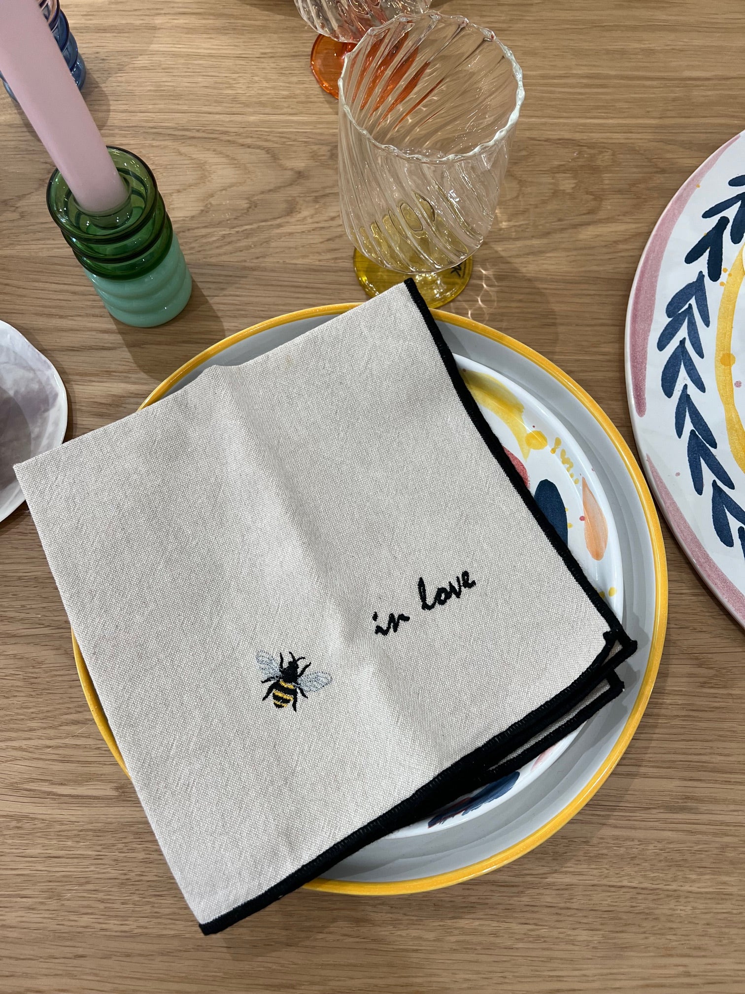 Serviette brodée - Be(e) in love