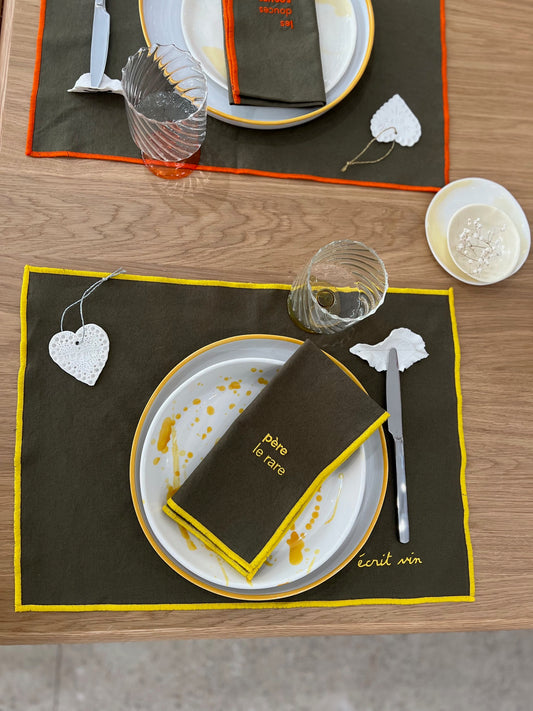 Set de table brodé- L'écrit vin - jaune