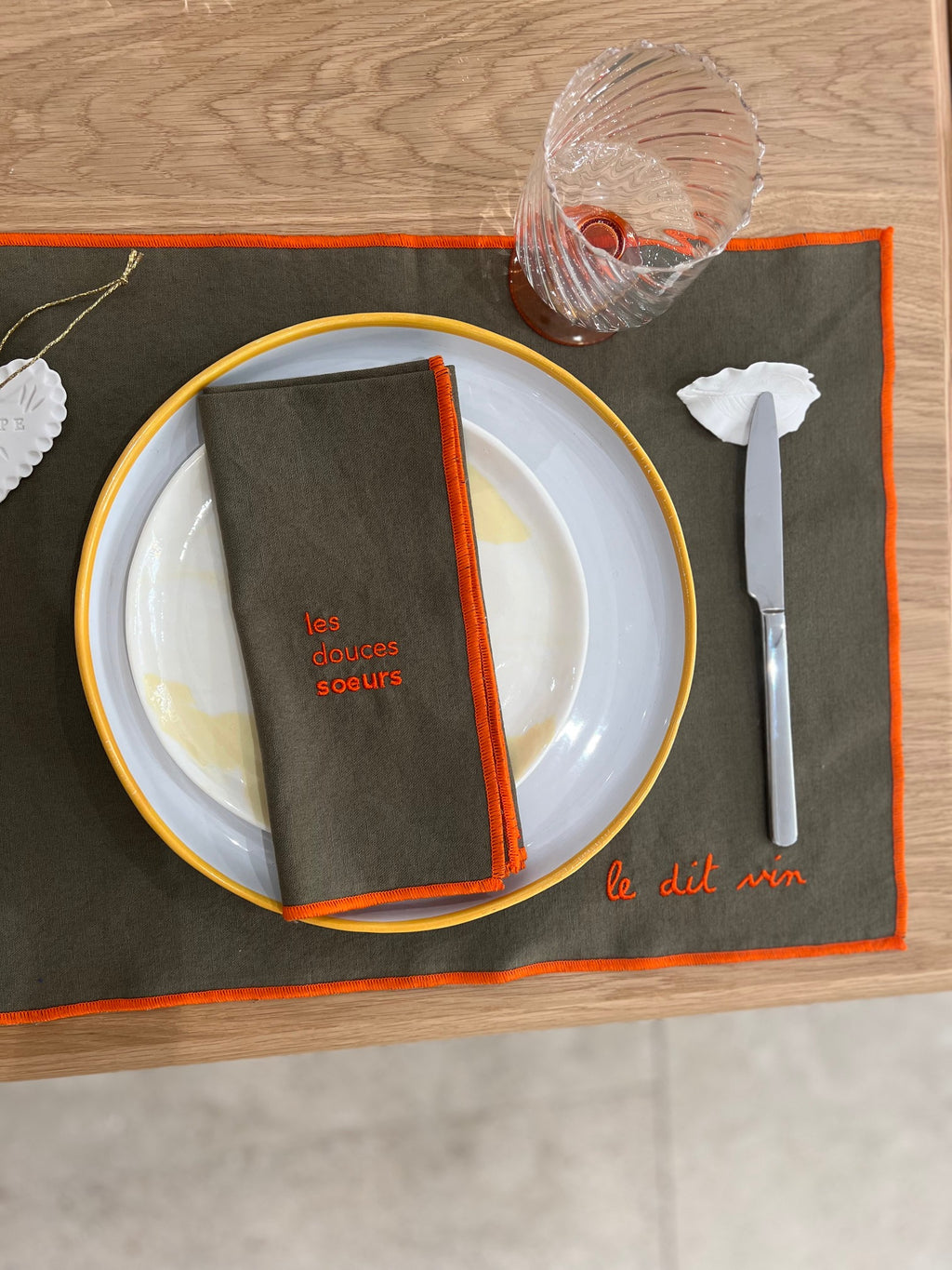 Set de table brodé- Le dit vin - orange