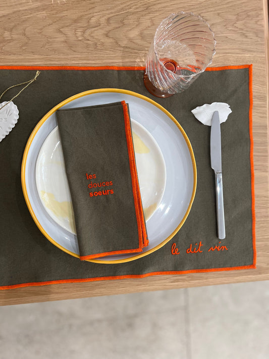Set de table brodé- Le dit vin - orange