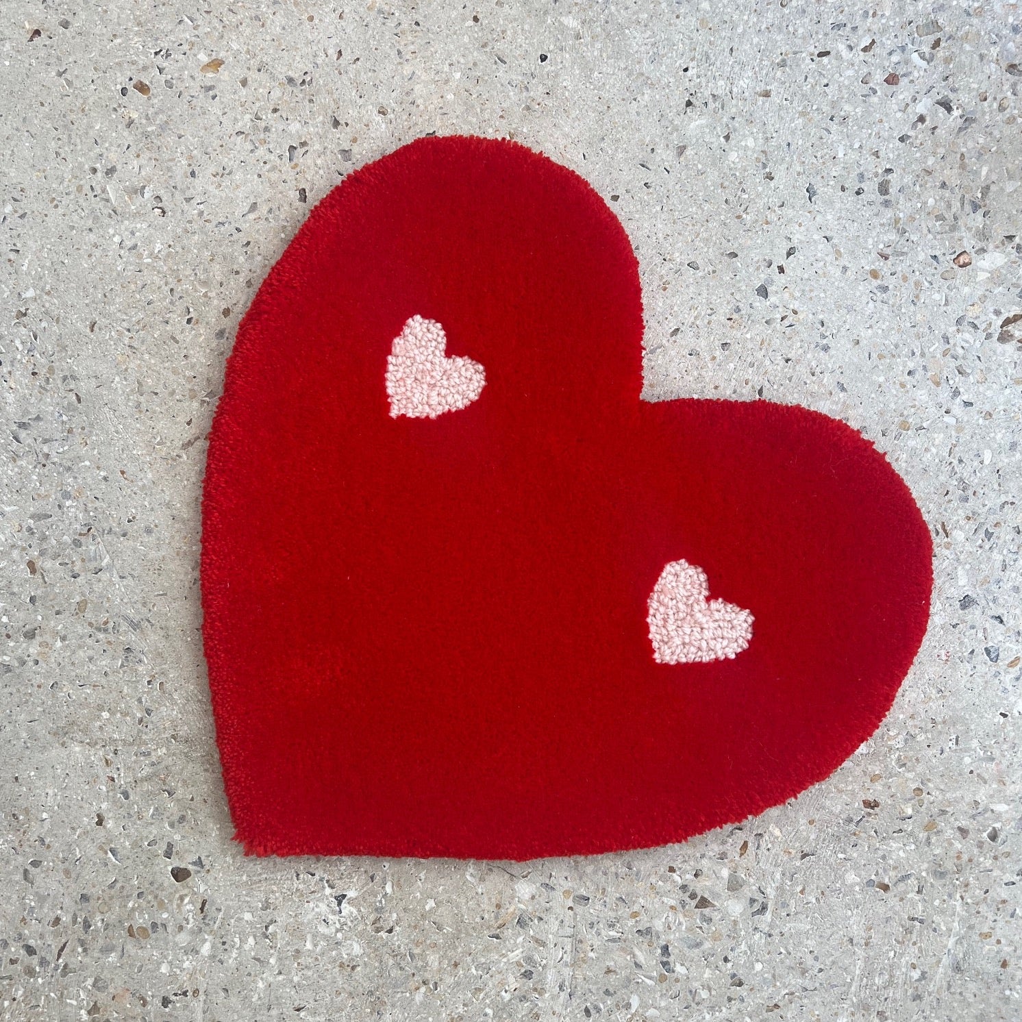 Tapis coeur rouge et blanc