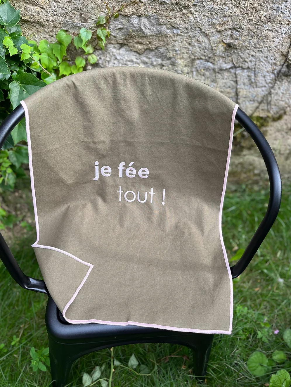 Torchon brodé- Je fée tout / kaki et rose pâle